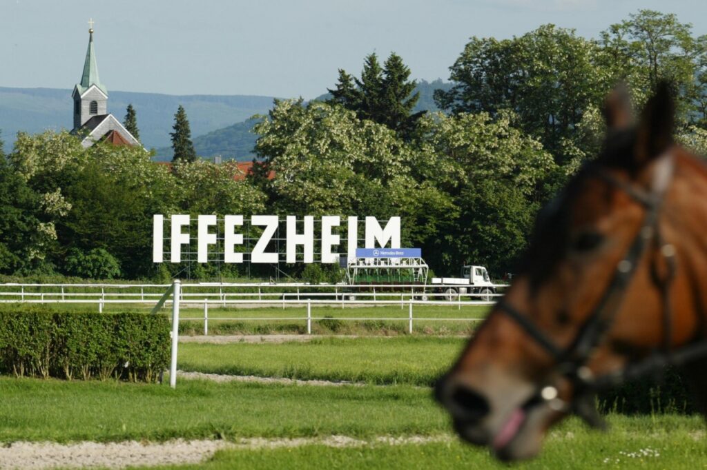 Galopprennbahn Iffezheim - großes Namensschild