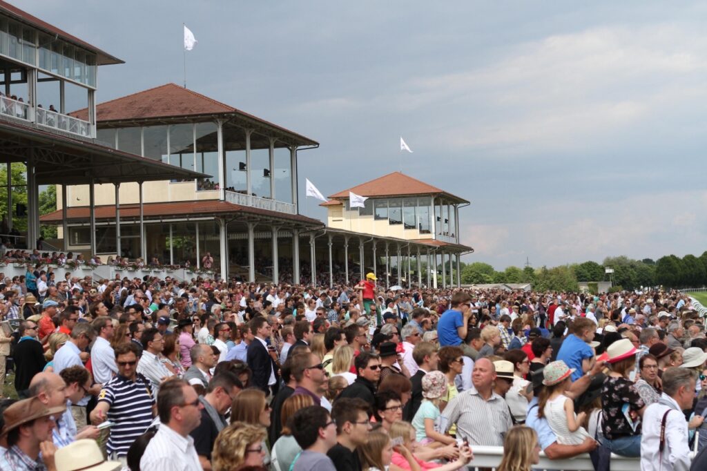 Zuschauer und Tribünen Galopprennbahn Iffezheim