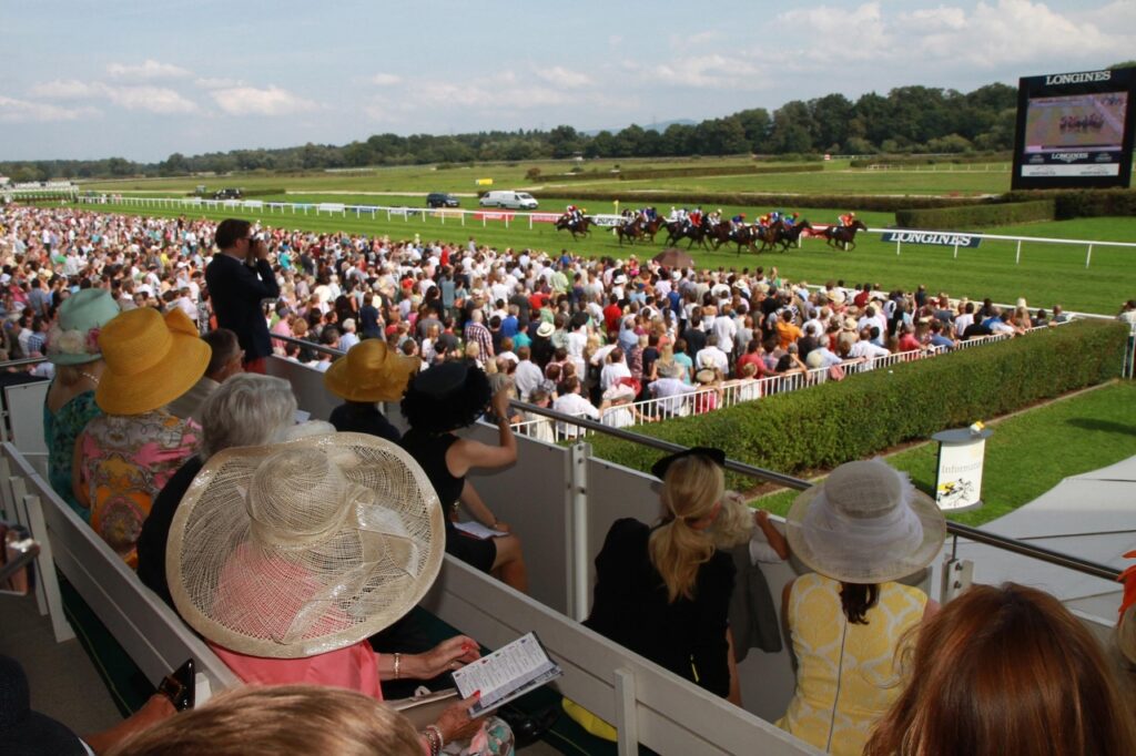 Blick von Tribüne auf das Geläuf auf der Galopprennbahn Iffezheim