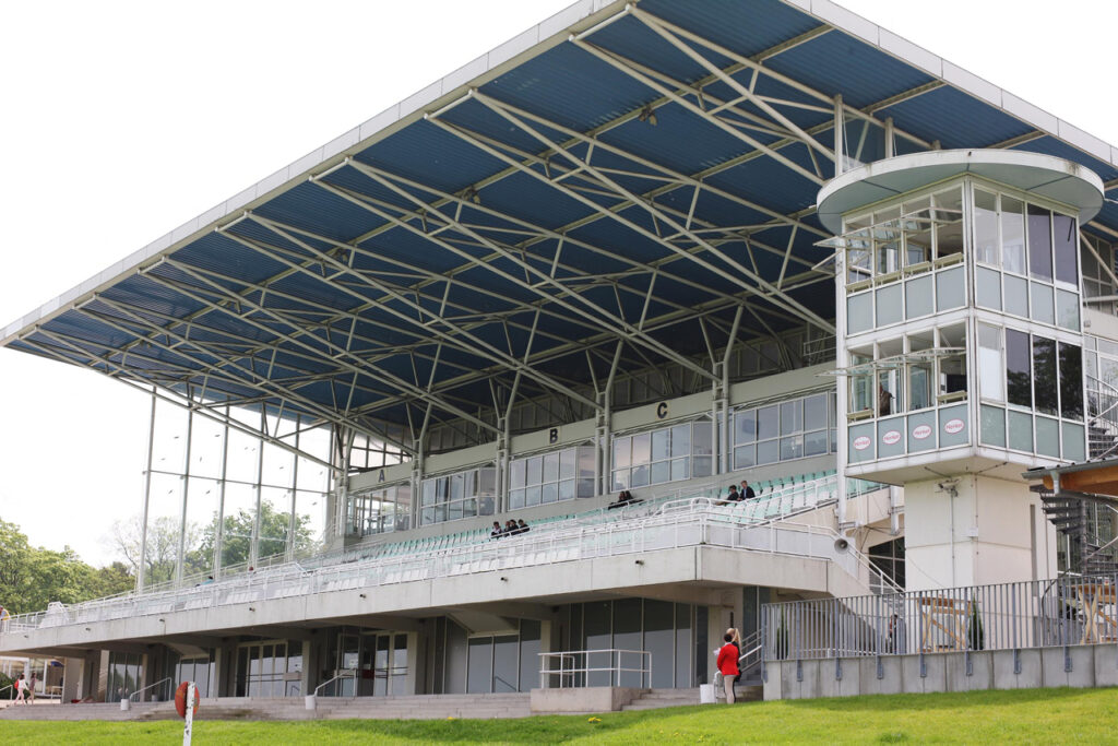Tribüne der Galopprennbahn Düsseldorf Grafenberg