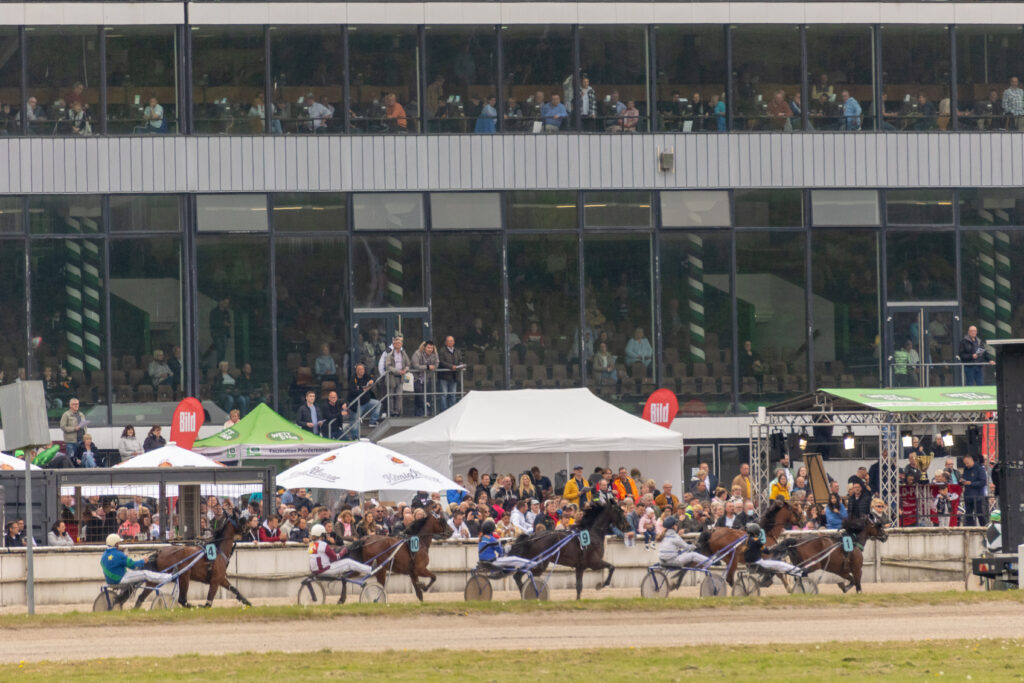Rennszene vor der Tribüne GelsenTrabPark