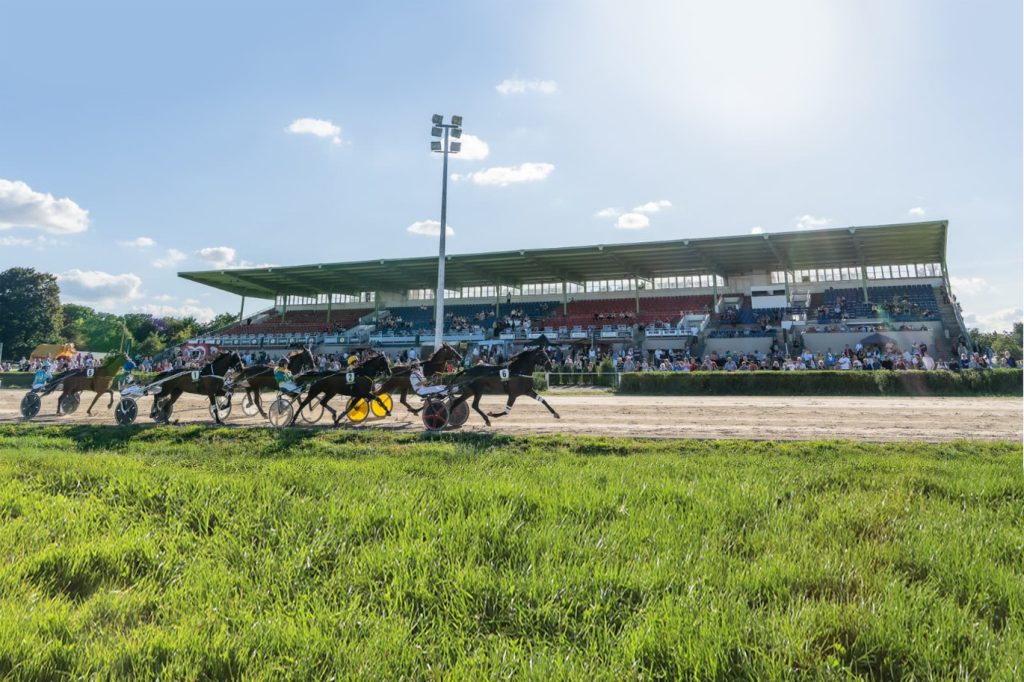 Trabrennen vor der Tribüne in Berlin-Karlshorst