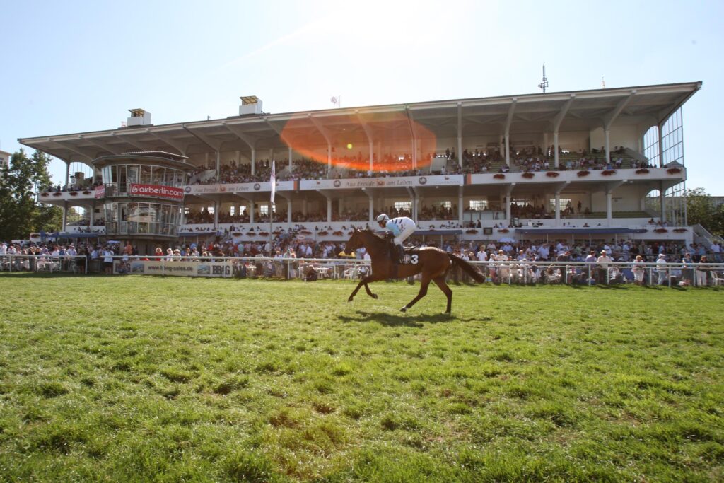 Die Tribüne auf der Galopprennbahn Hamburg-Horn