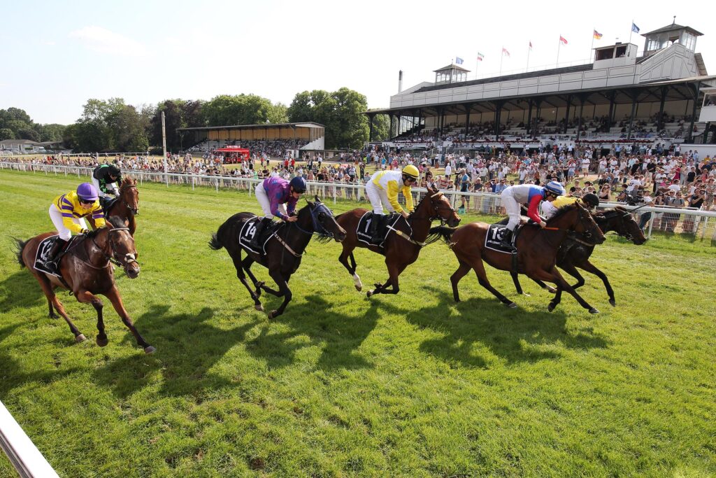 Die Tribüne auf der Galopprennbahn Köln-Weidenpesch