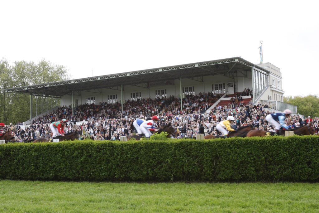 Rennen vor der Tribüne der Krefelder Rennbahn