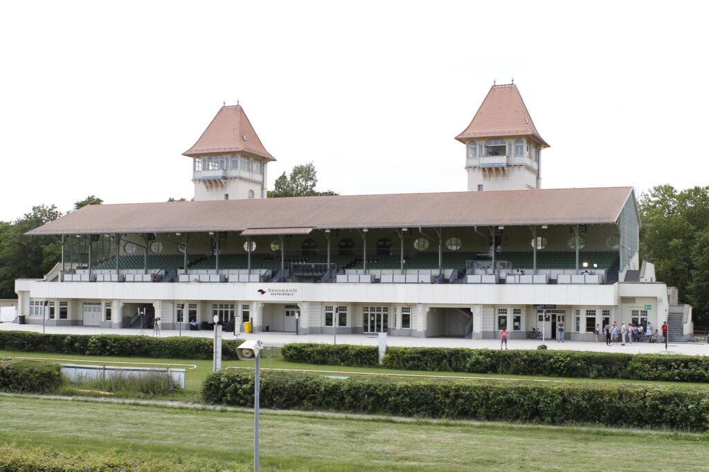 Tribüne auf der Galopprennbahn Scheibenholz