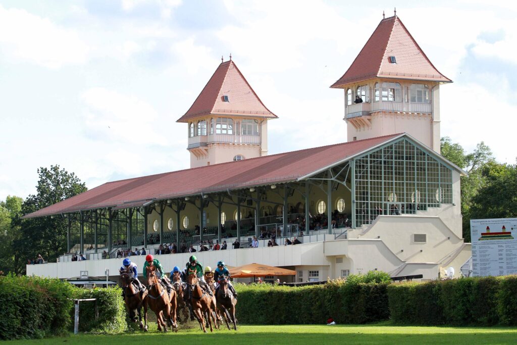 Rennen vor der Tribüne der Galopprennbahn Scheibenholz