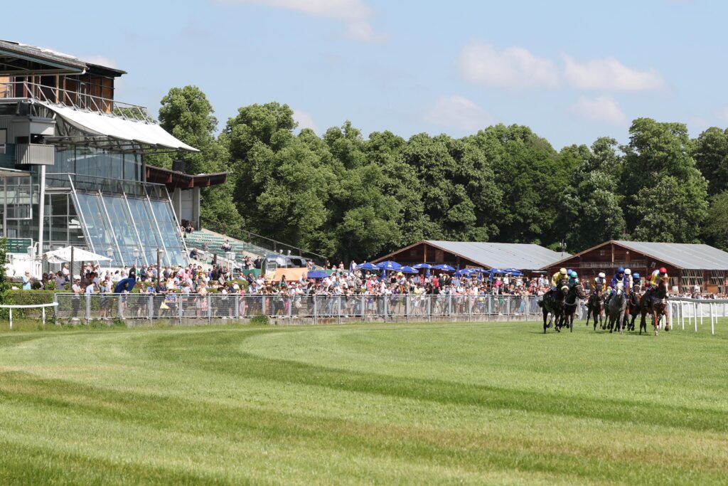 Tribüne der Galopprennbahn München-Riem