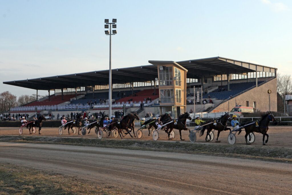 Trabrennen vor der Hauptribüne Berlin-Karlshorst