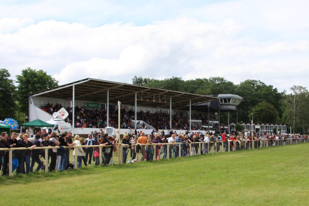 Tribüne auf der Galopprennbahn Haßloch