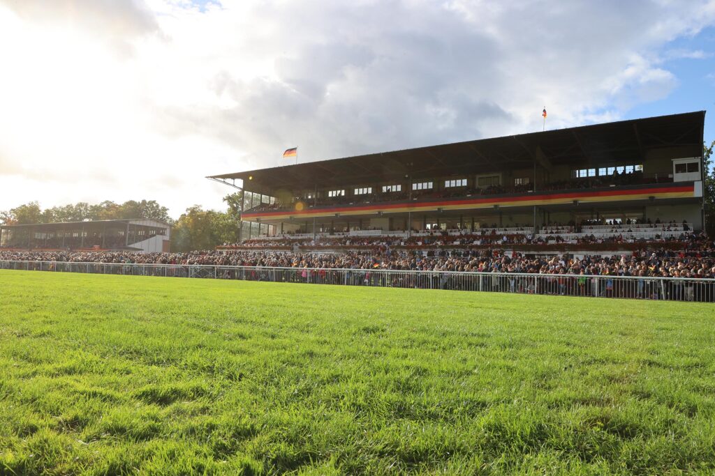 Die Tribüne auf der Rennbahn Hoppegarten