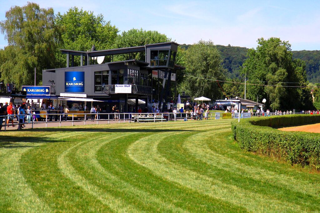 Das Geläuf und der Richterturm auf der Rennbahn Saarbrücken-Güdingen
