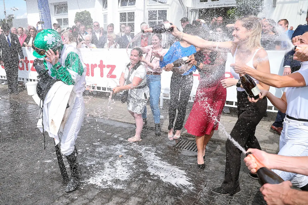Publikum und Rahmenprogramm beim Derby-Meeting Hamburg