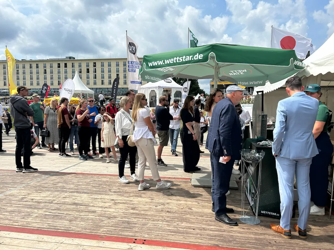 Wettschule am F&uuml;hrring und WETTSTAR Stand auf dem Marktplatz