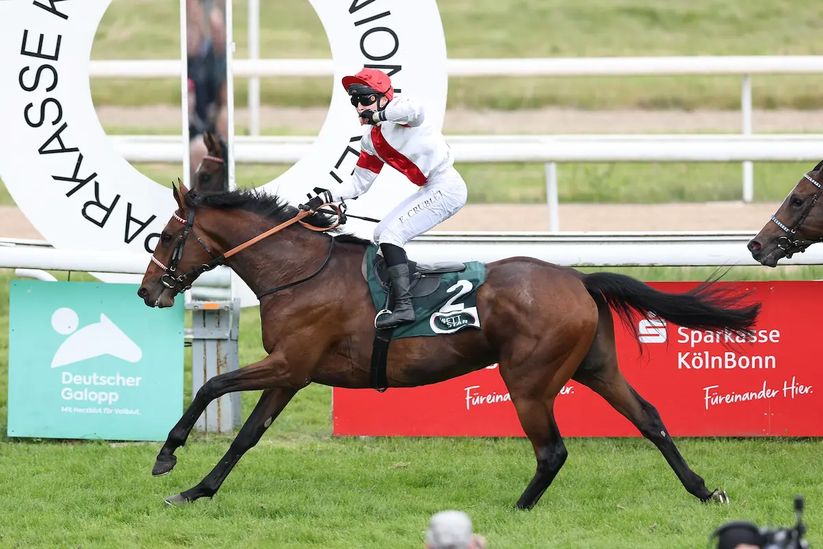 Englishman mit Jockey Enzo Crublet beim Sieg im Union-Rennen in Köln
