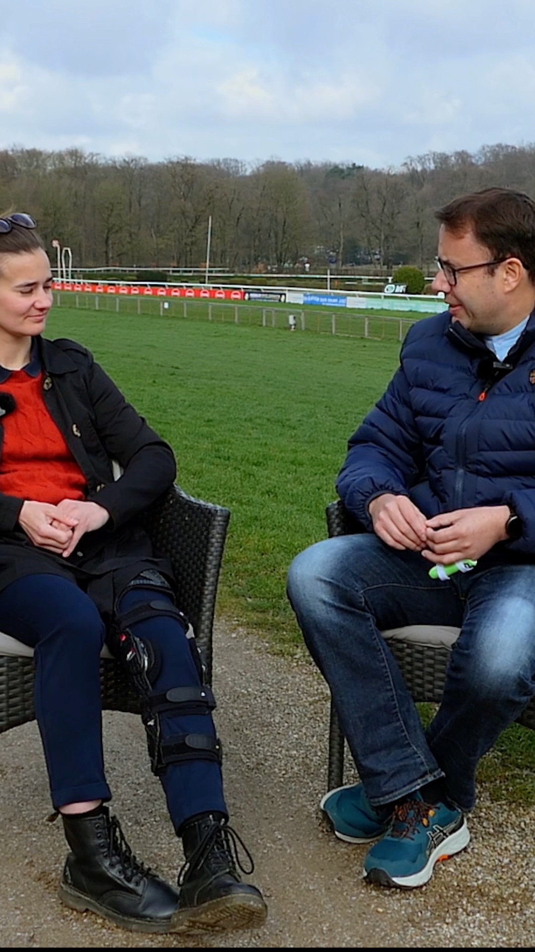 Moderator Thorsten Castle hat sich mit Anna van den Troost auf ihrer...