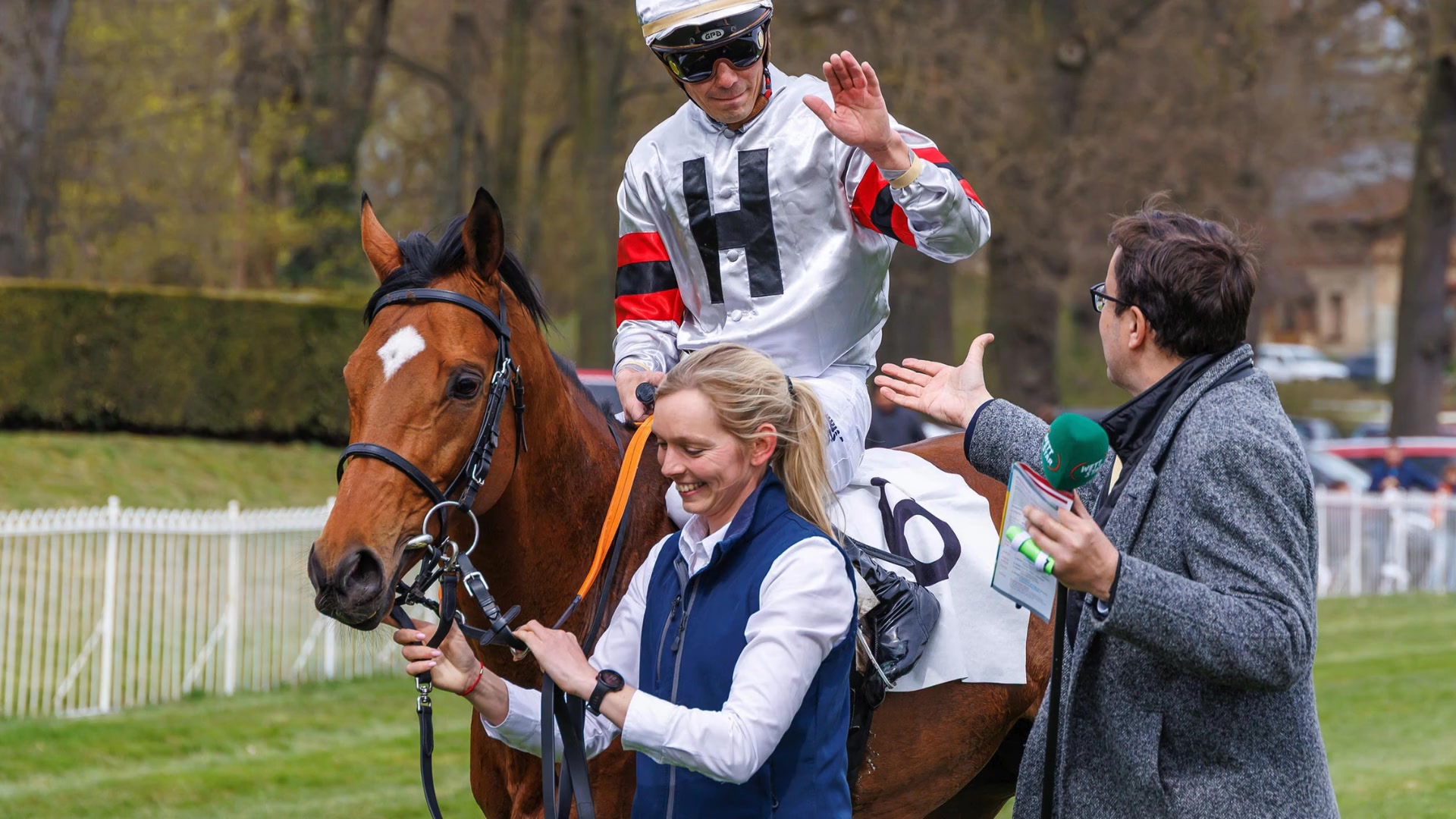 Ostersonntag in Hoppegarten verspricht jedes Jahr beste Stimmung 🤩 Und auch dieses...