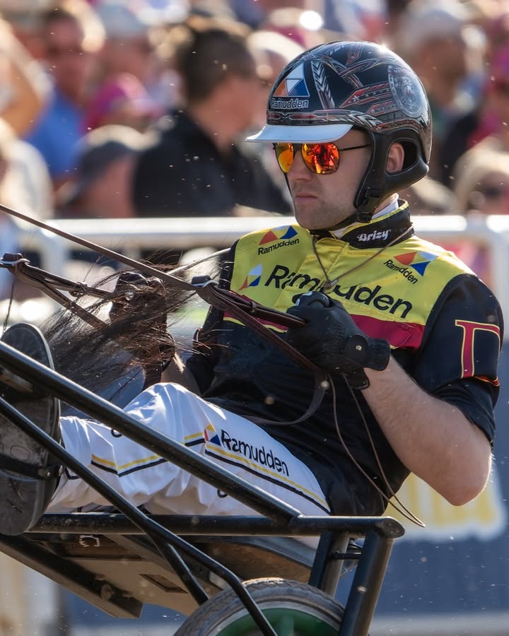 Während Robin Bakker bereits fünfmal das Deutsche Traber-Derby gewinnen konnte, steht sein...