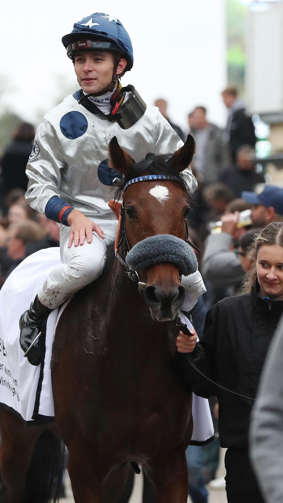 Wir haben eine neue Winterkönigin! 🤩 Mit einem lauten Jubelschrei ihres Jockeys...